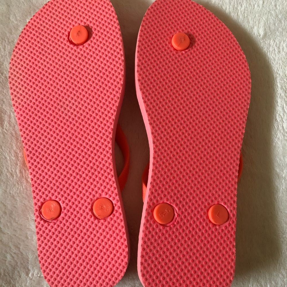 ❤️ for discount! 🦩NEW Bright Pink Old Navy Flip Flop Sandals - Picture 2 of 2